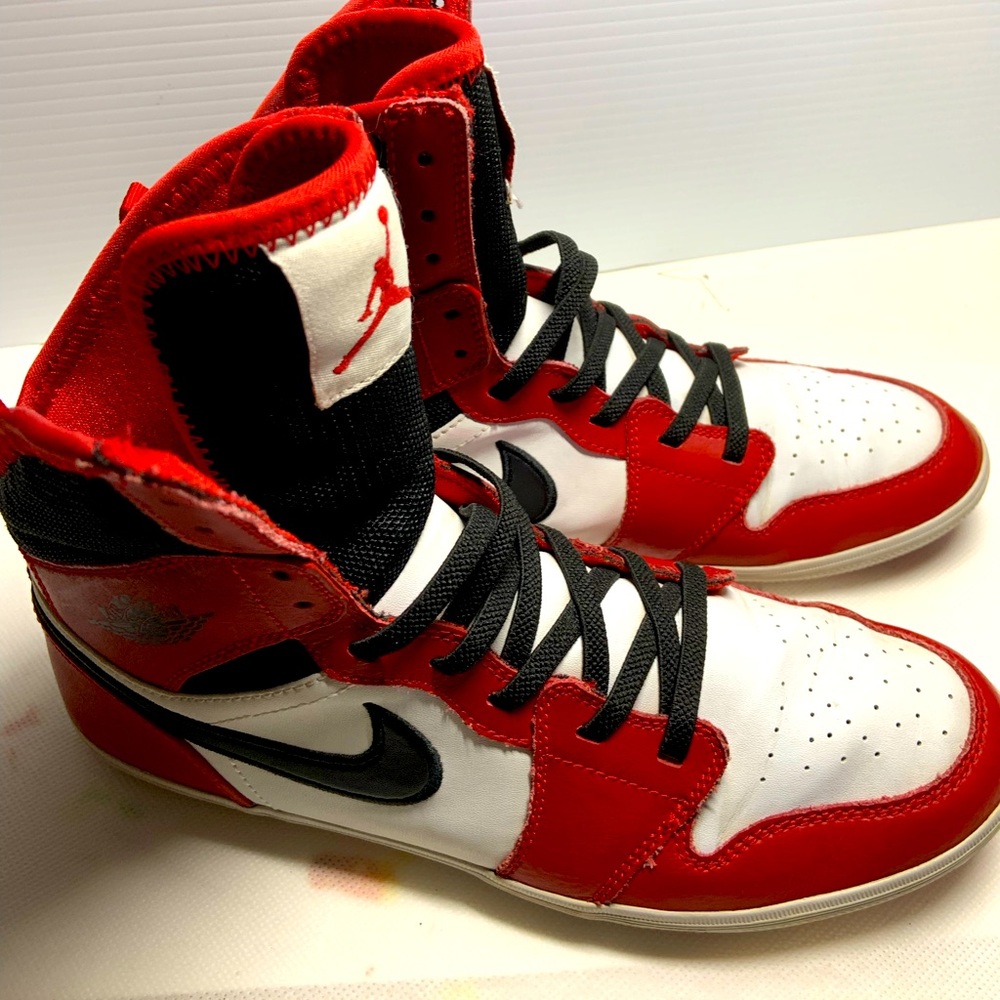 Nike Air Jordan 1 Gym Skinny Hightop size 5Y red and white with black trim